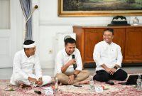 
Penjabat Gubernur Bey Machmudin, Sekda Herman berbincang dengan Gubernur Jabar terpilih Dedi Mulyadi usai Rapat Pimpinan di Gedung Pakuan, Kota Bandung, Rabu (22/1/2025). (Foto: biro adpim jabar)
