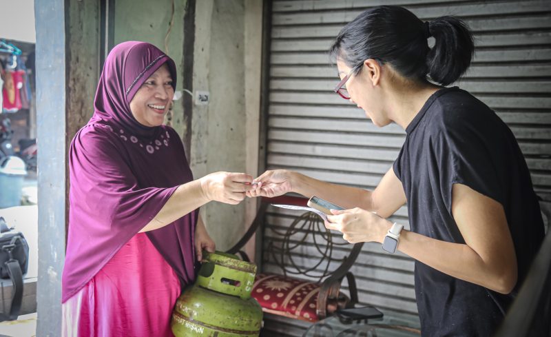 
Pertamina Patra Niaga mengajak masyarakat mengenali pangkalan LPG 3 kg sebagai rantai distribusi resmi pejual LPG 3Kg bersubsidi. (Foto: humas Pertamina)
