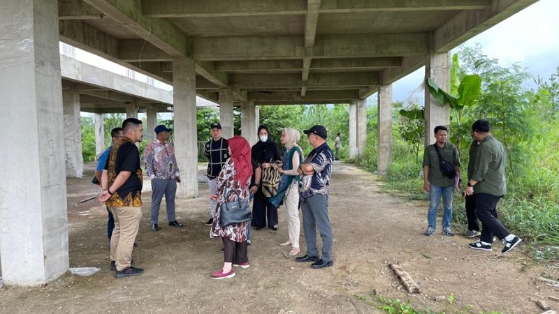 Komisi IV DPRD Kabupaten Bandung Barat (KBB) meninjau pembangunan proyek Gedung Pemuda di sekitar Kotabaru Parahyangan-Padalarang yang mangkrak, Senin (30/1/2025).(Foto:heny/dara)
