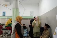 Tujuh warga Kecamatan Selaawi, Kabupaten Garut menjalani perawatan di UGD Puskesmas Selaawi diduga keracunan usai mengonsumsi jamur liar, Kamis (30/1/2025) dini hari (Foto: Istimewa)