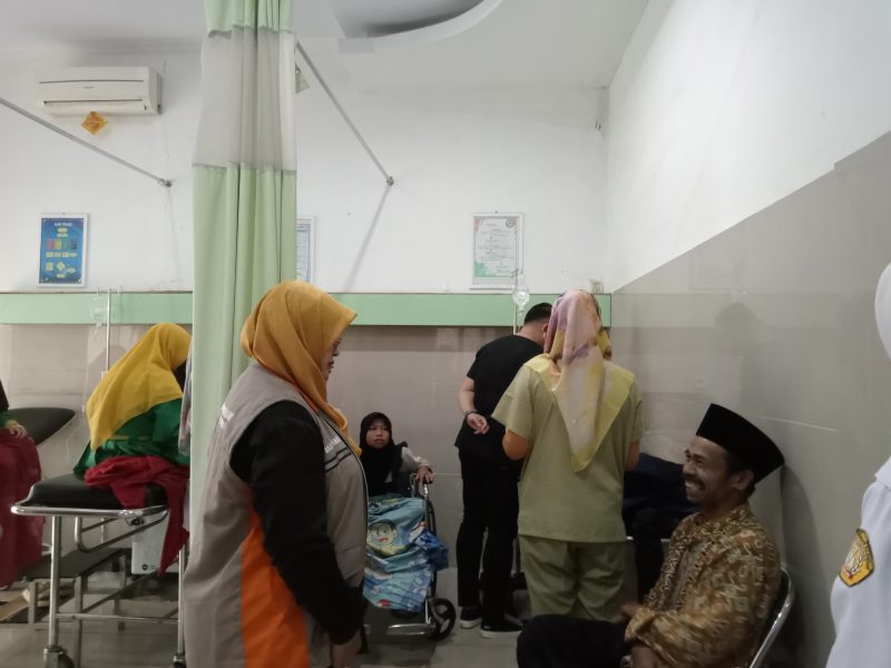 Tujuh warga Kecamatan Selaawi, Kabupaten Garut menjalani perawatan di UGD Puskesmas Selaawi diduga keracunan usai mengonsumsi jamur liar, Kamis (30/1/2025) dini hari (Foto: Istimewa)