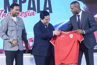 
Ketua Umum PSSI Erick Thohir (kanan) menyerahkan Jersey Timnas Indonesia kepada Patrick Kluivert usai konferensi pers di Jakarta, Minggu, (12/01/2025). Patrick didampingi asisten pelatih Denny Landzaat. (Foto: Ist)
