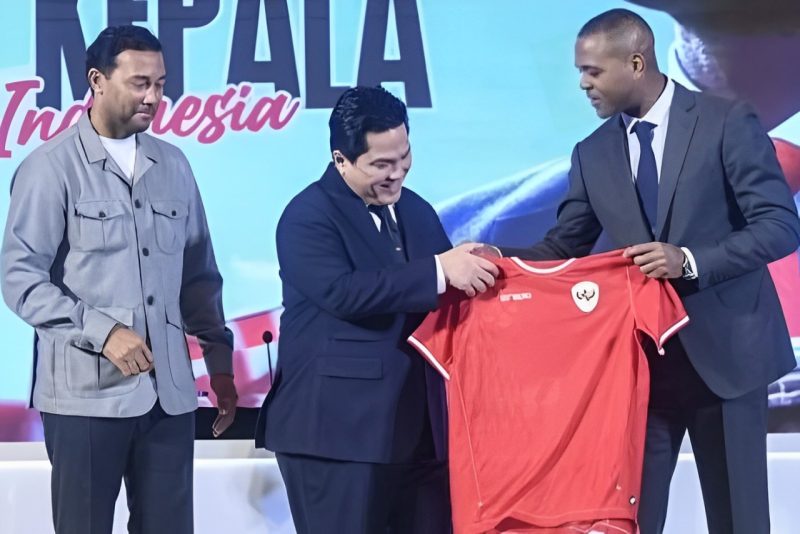 
Ketua Umum PSSI Erick Thohir (kanan) menyerahkan Jersey Timnas Indonesia kepada Patrick Kluivert usai konferensi pers di Jakarta, Minggu, (12/01/2025). Patrick didampingi asisten pelatih Denny Landzaat. (Foto: Ist)
