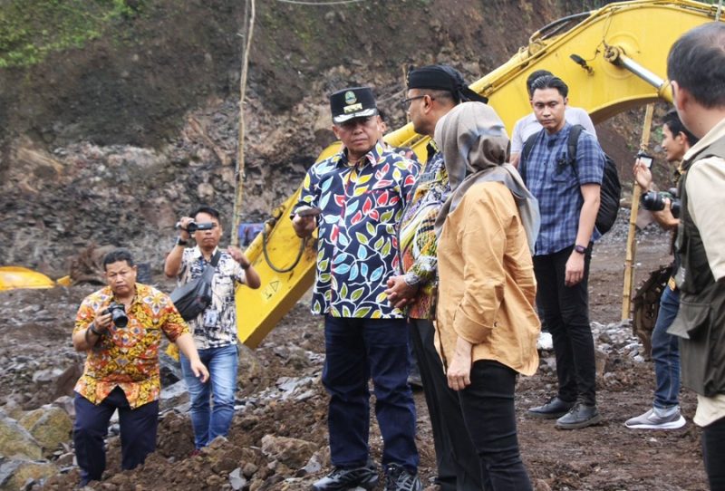 
Sekretaris Daerah Provinsi Jawa Barat, Herman Suryatman bersama 
Penjabat Bupati Subang, Imran saat meninjau lokasi penambangan illegal di Kasomalang dan Jalancagak, Jumat (17/1/25).(Foto: yudi/dara)

