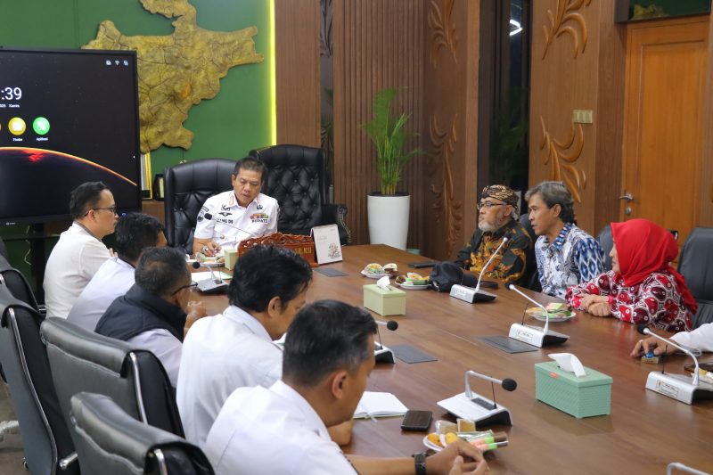 
Bupati Bandung Dadang Supriatna didampingi Kepala Disdagin Dicky Anugera menerima audensi pegang dan tokoh masyarakat Ciparay, Kamis (9/1/2025).(Foto: humas) 
