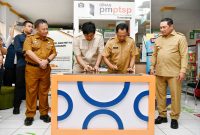 
Menteri Dalam Negeri Tito Karnavian dan Menteri Perumahan dan Kawasan Permukiman Maruarar Sirait didampingi Sekda Jabar Herman Suryatman menghadiri Launching Pelayanan cepat Persetujuan Bangunan Gedung (PBG) Masyarakat berpenghasilan rendah (MBR) di MPP Mal Pelayanan Publik - (DPMPTSP) Kabupaten Sumedang, Rabu (15/01/2025) (Foto : biro adpim)
