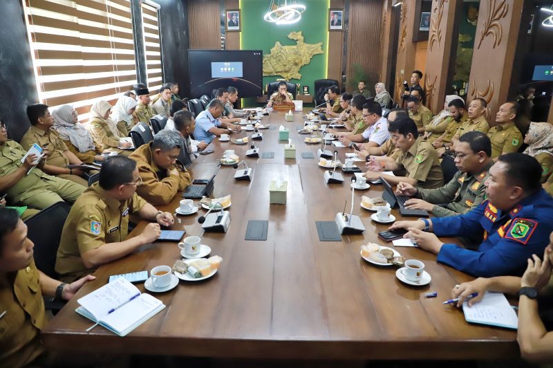 
Bupati Bandung Dadang Supriatna memimpin rapat koordinasi yang dihadiri Forum Kordinasi Pimpinan Daerah (Forkopimda), di Ruang Rapat Bupati, Senin (20/1/2025). (Foto: maji/dara)
