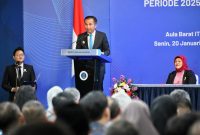 
Penjabat Gubernur Jawa Barat Bey Machmudin memberikan sambutan diacara pelantikan Prof. Tatacipta Dirgantara sebagai Rektor Institut Teknologi Bandung (ITB) periode 2025-2030 di Aula Barat ITB, Kota Bandung, Senin (20/1/2025).(Foto: Biro Adpim Jabar)
