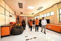 
Penjabat Gubernur Jawa Barat, Bey Machmudin melakukan sidak ke Kantor Badan Penanggulangan Bencana Daerah (BPBD) Provinsi Jawa Barat, Kamis (23/1/2025). (Foto: biro adpim jabar(Aji Baram)
