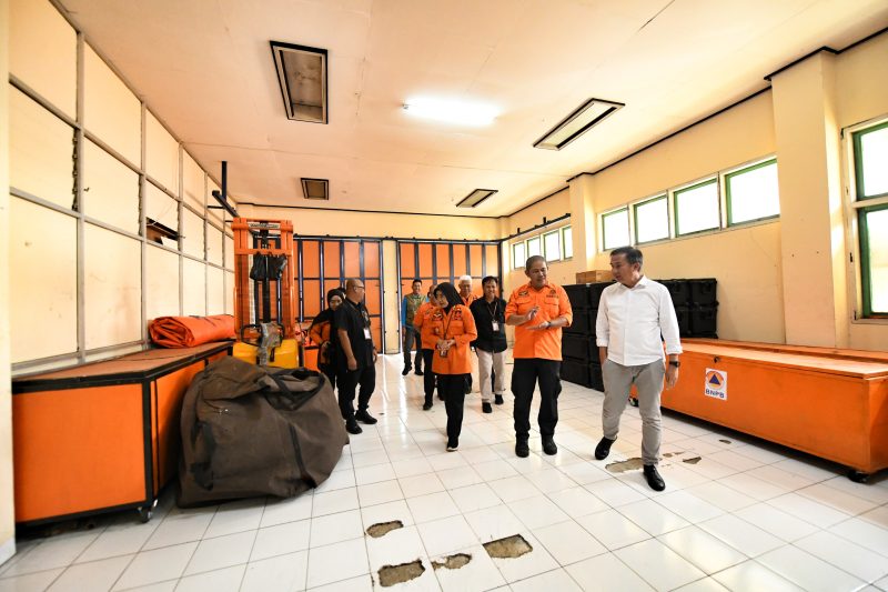 
Penjabat Gubernur Jawa Barat, Bey Machmudin melakukan sidak ke Kantor Badan Penanggulangan Bencana Daerah (BPBD) Provinsi Jawa Barat, Kamis (23/1/2025). (Foto: biro adpim jabar(Aji Baram)
