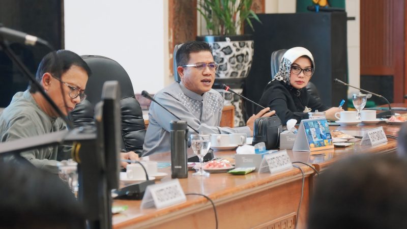 
Bupati Bandung Dadang Supriatna memimpin Rakor bersama para Kepala OPD di Gedung Moh Toha, Jumat (24/1/2025). (Foto: maji/dara)
