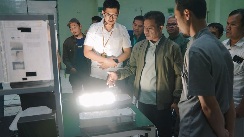 
Bupati Bandung Dadang Supriatna meninjau PT. Surya Utama Putra (SUP), di Jalan Raya Bandung Garut KM 23, Desa Linggar, Kecamatan Rancaekek, Kabupaten Bandung, Jumat, (24/1/2025) malam. (Foto: humas)
