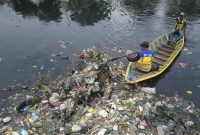 
Pengangkutan dan pembersihan sampah di kawasan Oxbow Cicukang, Desa Mekarrahayu, Kecamatan Margaasih, Kabupaten Bandung, Selasa (28/1/2025).(Foto: biro adpim jabar)
