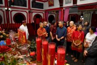 
Penjabat Gubernur Jawa Barat, Bey Machmudin, bersama jajaran Forum Koordinasi Pimpinan Daerah (Forkopimda), meninjau sejumlah vihara di Kota Bandung, Selasa (28/1/2025) malam. (Foto: biro adpim jabar)
