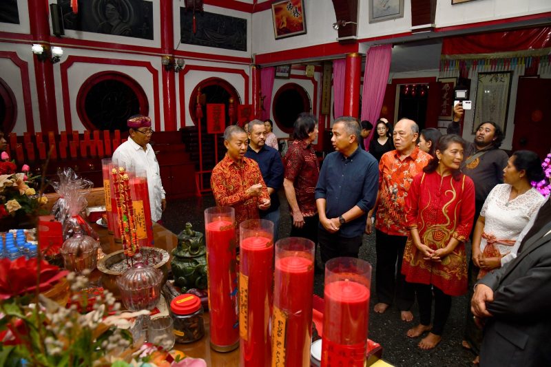 
Penjabat Gubernur Jawa Barat, Bey Machmudin, bersama jajaran Forum Koordinasi Pimpinan Daerah (Forkopimda), meninjau sejumlah vihara di Kota Bandung, Selasa (28/1/2025) malam. (Foto: biro adpim jabar)
