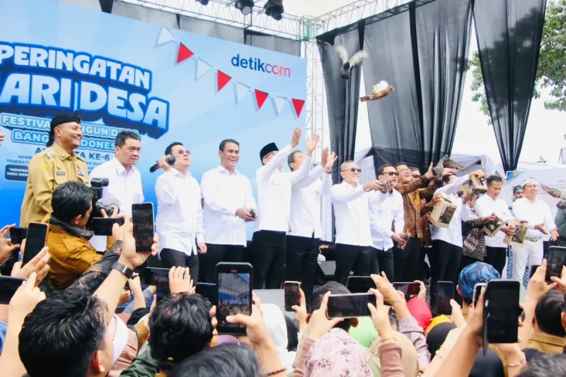 Sejumlah Menteri Kabinet Merah Putih melepas burung pada acara Hari Desa Nasional 2025 di Kabupaten Subang, Jawa Barat.(Foto:kotasubang.com)
