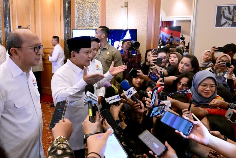 Presiden Prabowo Subianto menyampaikan keterangan pers kepada awak media usai menghadiri Musyawarah Nasional Konsolidasi Persatuan Kadin Indonesia, di The Ritz Carlton, Jakarta, pada Kamis (16/01/2025). (Foto: BPMI Setpres)
