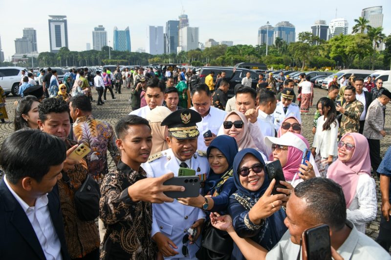 Gubernur Jawa Barat, Dedi Mulyadi mengajak masyarakat untuk menyampaikan ucapan selamat atas pelantikannya dalam bentuk yang unik, yaitu benih padi.(Foto: biro adpim jabar)
