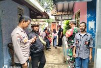 
Petugas Polsek Limbangan bersama warga berkerumun di depan kontrakan korban usai ditemukan meninggal dunia pada Jumat (31/1/20205).(Foto: adre/dara)
