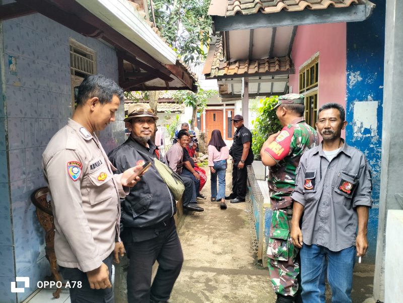
Petugas Polsek Limbangan bersama warga berkerumun di depan kontrakan korban usai ditemukan meninggal dunia pada Jumat (31/1/20205).(Foto: adre/dara)
