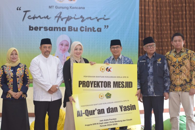 
Anggota Komisi VIII DPR RI Atalia Praratya mengujungi masyarakat di Dapil di Masjid Agung Cimahi, Jumat (7/2/2025).(Foto: deram/dara)
