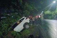 Mobil Toyota Rush berwarna putih dengan nomor polisi Z 1240 EK mengalami kecelakaan tunggal di Jalan Raya Leles, tepatnya kawasan Tutugan, Kampung Leuweungtiis, Desa Haruman, Kecamatan Leles, Kabupaten Garut pada Selasa malam (18/2/2025) malam (Foto: Istimewa)