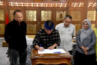 
Sekretaris Daerah Provinsi Jawa Barat, Herman Suryatman menandatangi kesepakatan terkait Pembahasan Pengelolaan Sampah di Kota Bandung dan Kota Cimahi, di Pendopo Kota Bandung, Sabtu (8/2/2025).(Foto: Biro Adpim Jabar)