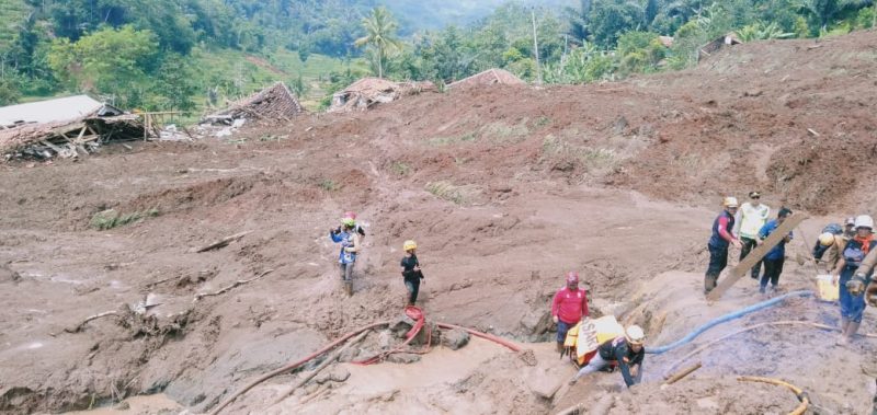 
Tanah longsor di Kampung Gintung, Desa Cibenda, Kabupaten Bandung Barat. (Foto: dara/dok)
