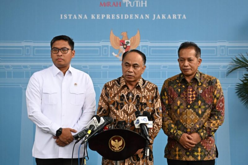 Menteri Koperasi Budi Arie Setiadi dan Wakil Menteri Pertanian (Wamentan) Sudaryono menyampaikan keterangan pers kepada awak media di Istana Kepresidenan, Jakarta, Senin (24/02/2025). (Foto: BPMI Setpres)
