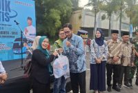 Jeje memberikan bingkisan bagi peserta mudik gratis (Foto: Istimewa)
