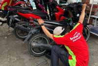
Pertamina melalui anak usahanya, Pertamina Patra Niaga dan Pertamina Lubricants memberikan bantuan ganti oli gratis bagi kendaraan korban banjir.(Foto: humas pertamina)
