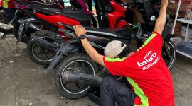 
Pertamina melalui anak usahanya, Pertamina Patra Niaga dan Pertamina Lubricants memberikan bantuan ganti oli gratis bagi kendaraan korban banjir.(Foto: humas pertamina)
