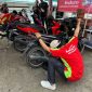
Pertamina melalui anak usahanya, Pertamina Patra Niaga dan Pertamina Lubricants memberikan bantuan ganti oli gratis bagi kendaraan korban banjir.(Foto: humas pertamina)
