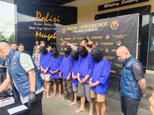 
Ketua Badan Pengawas Pemilu (Bawaslu) Kabupaten Bandung Barat (KBB) RNF dibekuk Jajaran Satuan Reserse Narkoba Polres Cimahi, Rabu (5/2/2025).(Foto: heny/dara)
