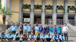 WBP Lapas Garut berfoto bersama usai pelaksanaan bersih-bersih di Masjid Agung Garut, Jalan Ahmad Yani, Kecamatan Garut Kota, Kabupaten Garut, Jumat (7/3/2025)(Foto: Istimewa)
