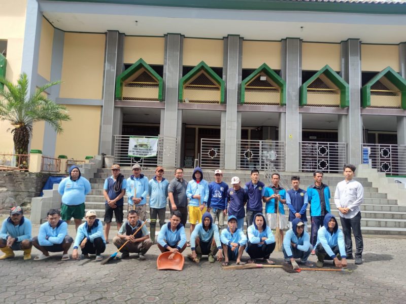 WBP Lapas Garut berfoto bersama usai pelaksanaan bersih-bersih di Masjid Agung Garut, Jalan Ahmad Yani, Kecamatan Garut Kota, Kabupaten Garut, Jumat (7/3/2025)(Foto: Istimewa)