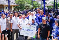 Direktur Utama BPJS Ketenagakerjaan, Anggoro Eko Cahyo,  menyerahkan secara simbolis santunan kepada dua keluarga ahli waris peserta yang sudah meninggal dunia, Senin (17/3/2025)(Foto: Istimewa)