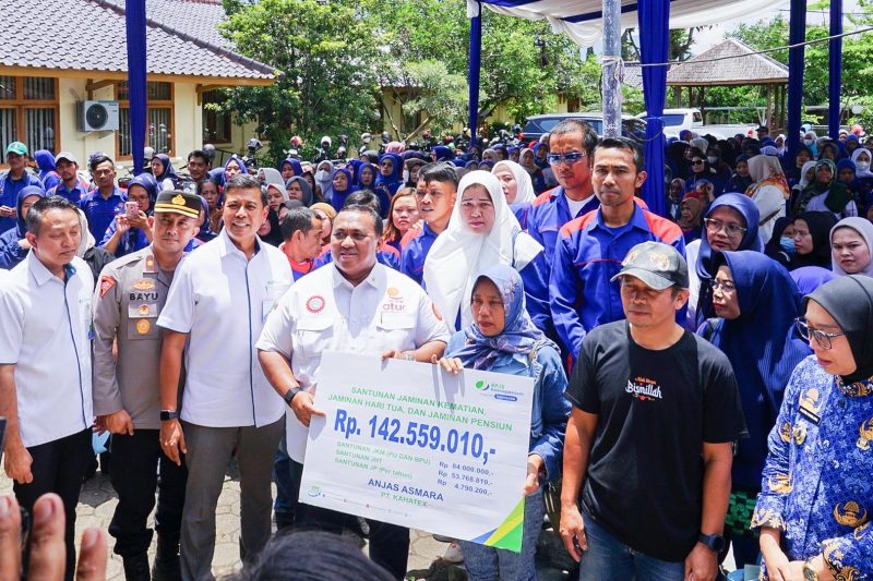 Direktur Utama BPJS Ketenagakerjaan, Anggoro Eko Cahyo,  menyerahkan secara simbolis santunan kepada dua keluarga ahli waris peserta yang sudah meninggal dunia, Senin (17/3/2025)(Foto: Istimewa)