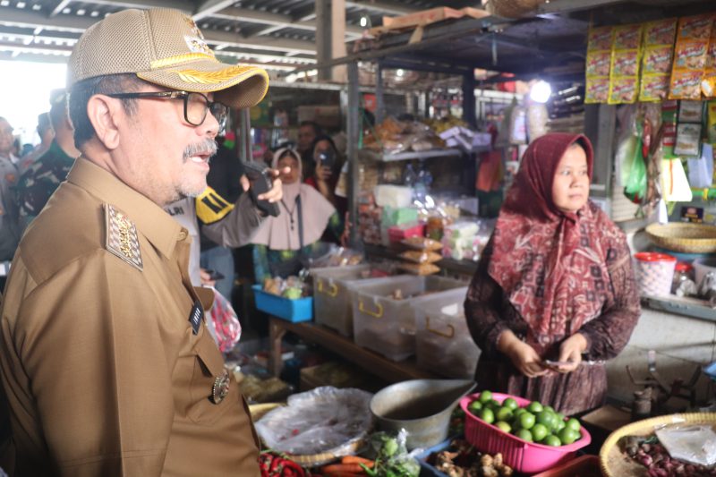 
Bupati Cirebon, H. Imron, saat melakukan inspeksi mendadak (sidak) di Pasar Sumber, Rabu (25/3/2025).(Foto: Bambang/dara)

