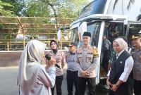 Kapolres Garut, AKBP Mochamad Fajar Gemilang, melepas bus yang membawa pemudik pulang ke kampung halamannya di berbagai daerah di Mapolres Garut, Rabu (26/3/2025)(Foto: Istimewa)