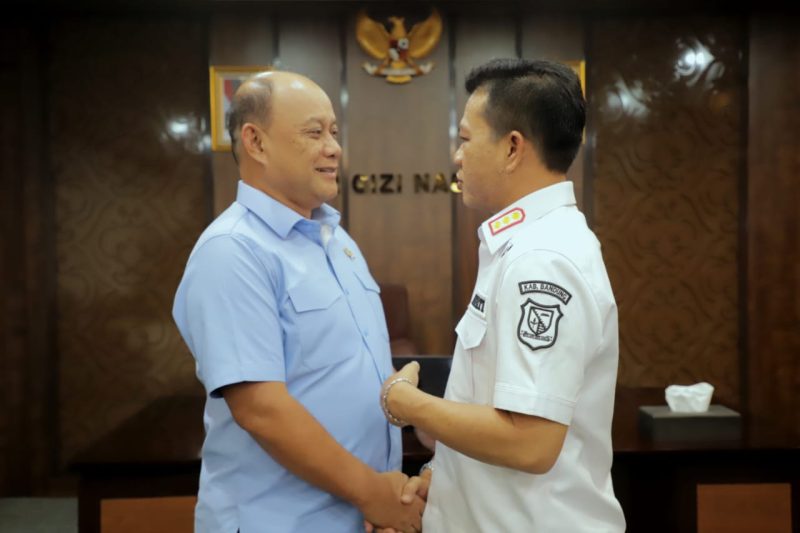 Bupati Bandung Dadang Supriatna beraudensi ke Kepala BGN Prof Dadan Hindayana di Komplek Kementerian Pertanian Jakarta. (Foto: humas)

