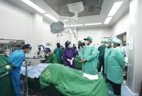 
Sekretaris Daerah Provinsi Jawa Barat, Herman Suryatman, mendampingi kunjungan kerja Menteri Sosial Republik Indonesia, Saifullah Yusuf, beserta Wakil Menteri Sosial RI, Agus Jabo Priyono, dalam kegiatan bakti sosial operasi katarak di Rumah Sakit Angkatan Udara (RSAU) dr. M. Salamun, Kota Bandung, Jumat (7/3/2025). (Foto: Biro Adpim Jabar)
