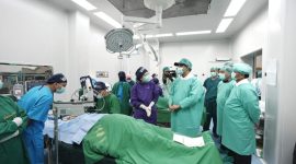 
Sekretaris Daerah Provinsi Jawa Barat, Herman Suryatman, mendampingi kunjungan kerja Menteri Sosial Republik Indonesia, Saifullah Yusuf, beserta Wakil Menteri Sosial RI, Agus Jabo Priyono, dalam kegiatan bakti sosial operasi katarak di Rumah Sakit Angkatan Udara (RSAU) dr. M. Salamun, Kota Bandung, Jumat (7/3/2025). (Foto: Biro Adpim Jabar)
