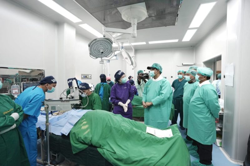 
Sekretaris Daerah Provinsi Jawa Barat, Herman Suryatman, mendampingi kunjungan kerja Menteri Sosial Republik Indonesia, Saifullah Yusuf, beserta Wakil Menteri Sosial RI, Agus Jabo Priyono, dalam kegiatan bakti sosial operasi katarak di Rumah Sakit Angkatan Udara (RSAU) dr. M. Salamun, Kota Bandung, Jumat (7/3/2025). (Foto: Biro Adpim Jabar)
