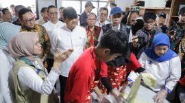 Menteri Sosial (Mensos) Saifullah Yusuf meninjau Pusat Kesejahteraan Sosial (Puskesos) 