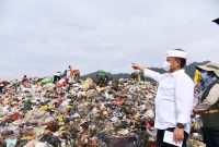 
Sekda Jabar Herman Suryatman mengecek longsor sampah di TPA Sarimukti, di Kabupaten Bandung Barat, Minggu (9/3/2025).(Foto: biro adpim)
