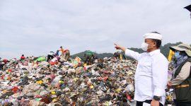 
Sekda Jabar Herman Suryatman mengecek longsor sampah di TPA Sarimukti, di Kabupaten Bandung Barat, Minggu (9/3/2025).(Foto: biro adpim)
