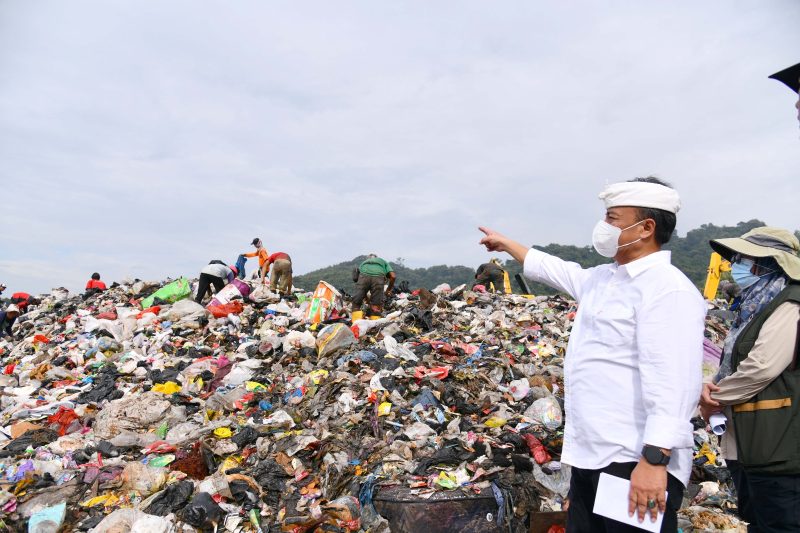 
Sekda Jabar Herman Suryatman mengecek longsor sampah di TPA Sarimukti, di Kabupaten Bandung Barat, Minggu (9/3/2025).(Foto: biro adpim)
