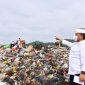 
Sekda Jabar Herman Suryatman mengecek longsor sampah di TPA Sarimukti, di Kabupaten Bandung Barat, Minggu (9/3/2025).(Foto: biro adpim)
