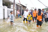 
Sekda Jawa Barat Herman Suryatman memberikan bantuan dari Pemdaprov Jabar bagi korban banjir Bandung selatan, Minggu (9/3/2025).(Foto: dokpim jabar)
